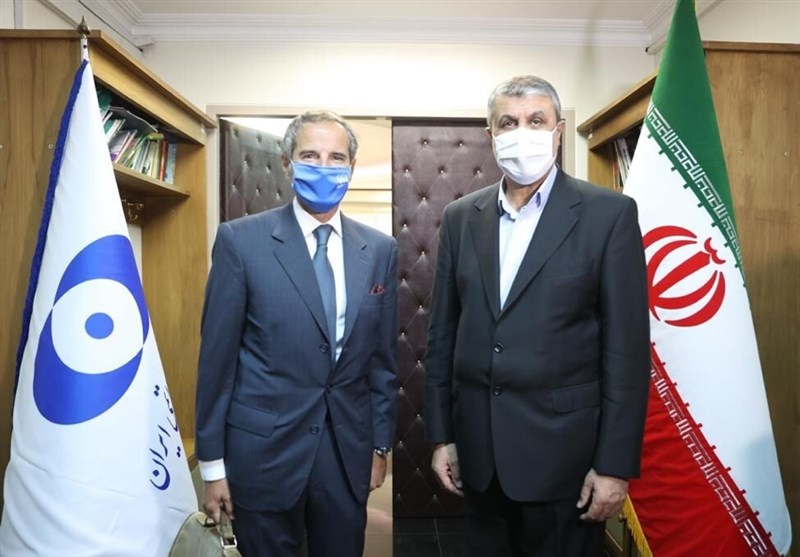 IAEA Director General Grossi and AEOI Director Mohammad Eslami pose for a photo.