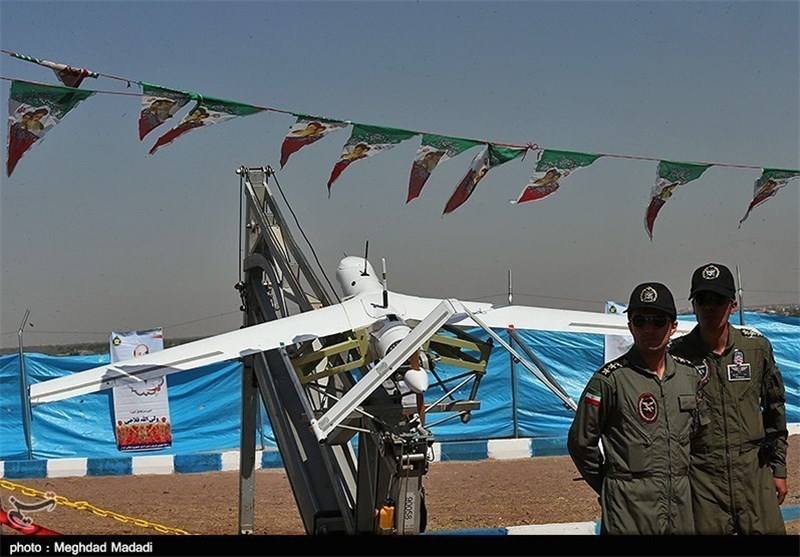 The Yasir drone on display with two Iranian military personnel