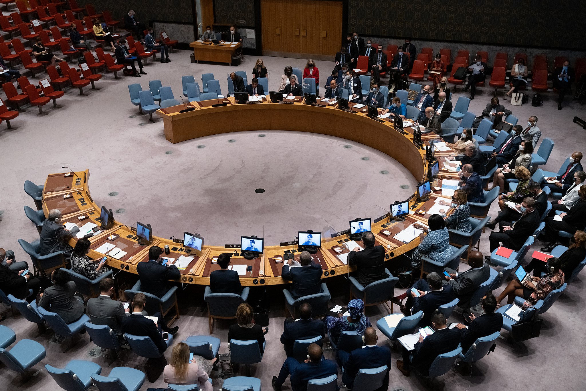 An aerial view of a U.N. Security Council meeting.
